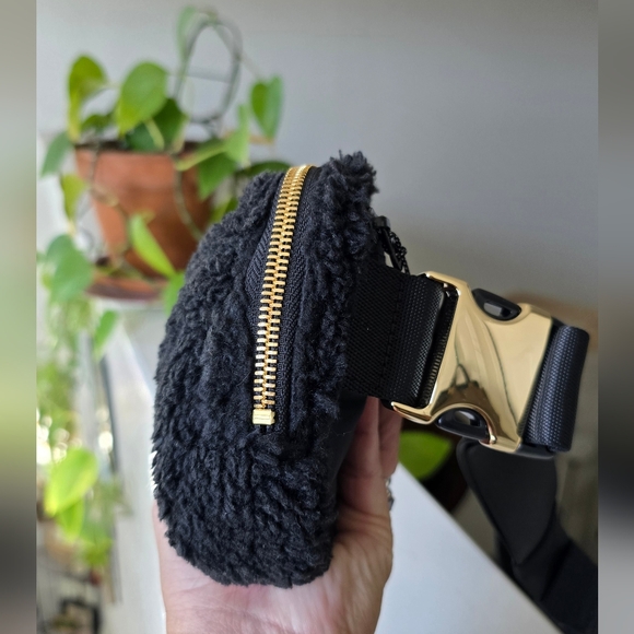 Lululemon Athletica Everywhere Black Sherpa Belt Bag - Picture 10 of 16